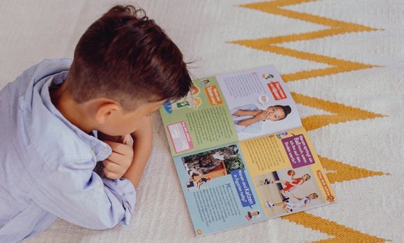 Junge liest Zeitschrift Benni