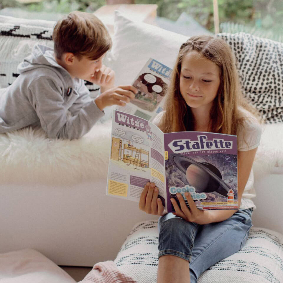 Mädchen und Junge lesen Stafette